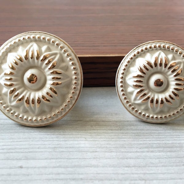 Shabby Chic Dresser Knob Pull Drawer Knobs Pulls Handles White Gold French Kitchen Cabinet Handle Pull Furniture Ornate Decorative Hardware