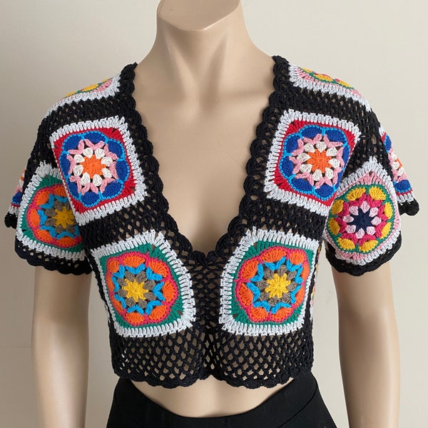 Granny Square African Flowers Crop Top with Black Border / 70s Style Colorful Top / Crochet Hippie Festival Afghan Blouse / Boho vintage