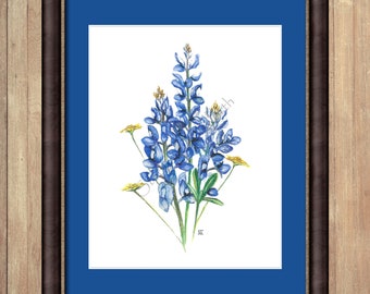 Peut inclure: Une peinture à l'aquarelle d'un bouquet de fleurs de lupin bleu avec des accents jaunes. Les fleurs sont disposées en grappe, les tiges s'étendant vers le bas. La peinture est sur un fond blanc avec les initiales "SE" dans le coin inférieur droit.