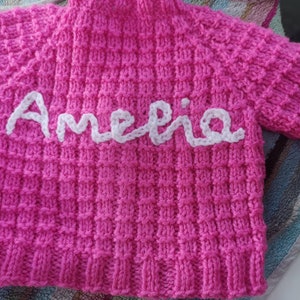 Ainm, Cárdigan para bebé tejido a mano, personalizado por mí con el nombre de tu bebé, prenda de punto irlandesa para bebé, cárdigan para bebé bordado.