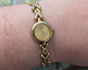 Vintage SEIKO Gold Tone Quartz Watch with Round Bezel and New Battery. Best fits 6” wrist or smaller.
