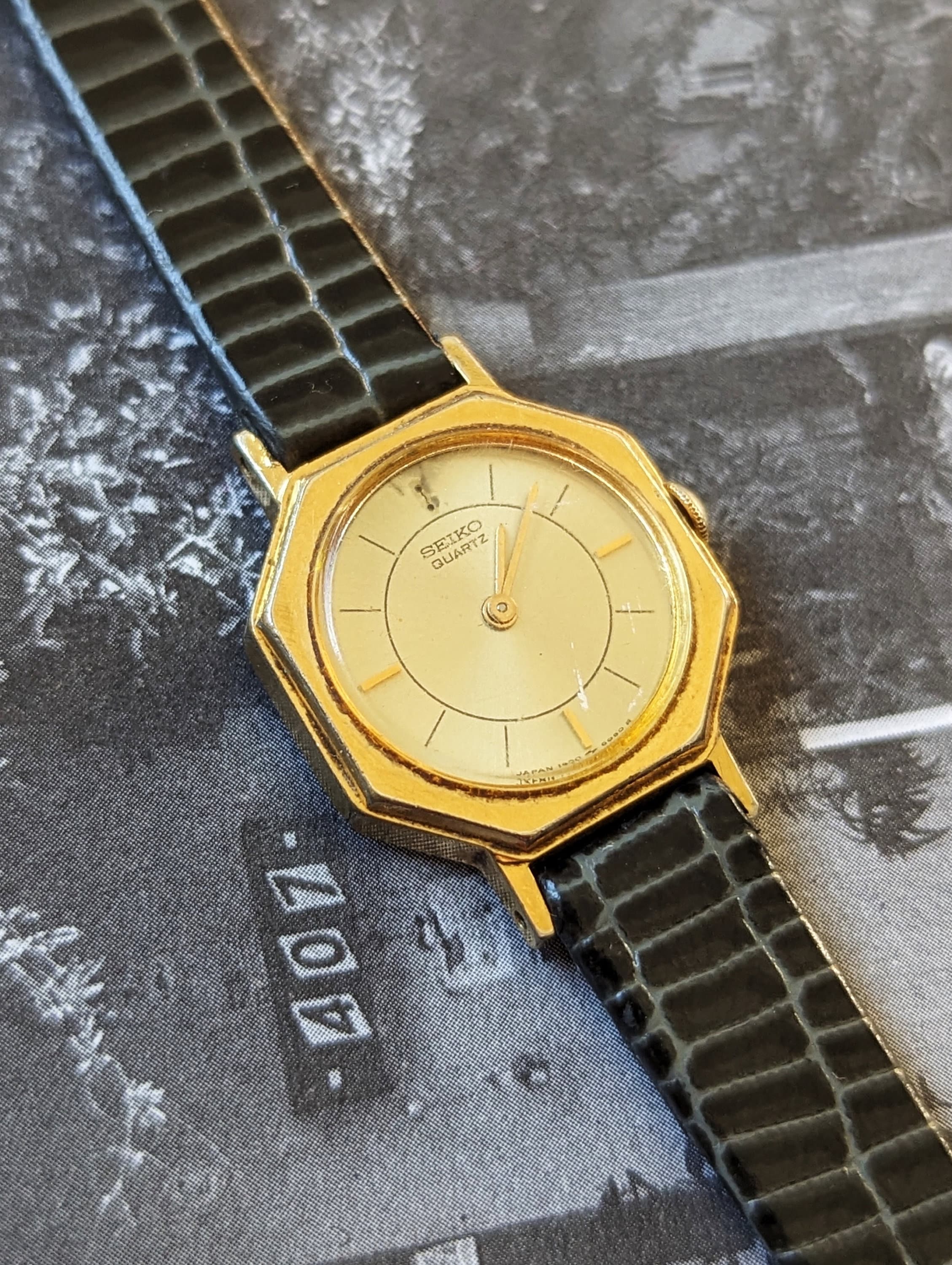 Orologio vintage al quarzo SEIKO esagonale in oro con cinturino in