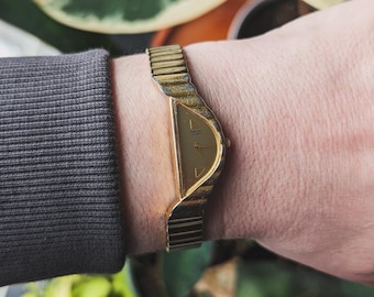 Vintage Seiko Half Moon Watch, goudkleurig met nieuwe batterij. Past op een pols van 7 inch of kleiner.