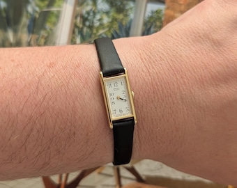 Vintage SEIKO Gold Tone Mini Tank Quarz Uhr mit neuem schwarzem Lederband und neuer Batterie.  Am besten passt 8 ”Handgelenk oder kleiner.