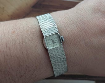 Vintage NEIMAN MARCUS Silver Winding Watch with Double Chain Link Band. Best fits 6.5” wrist or smaller.