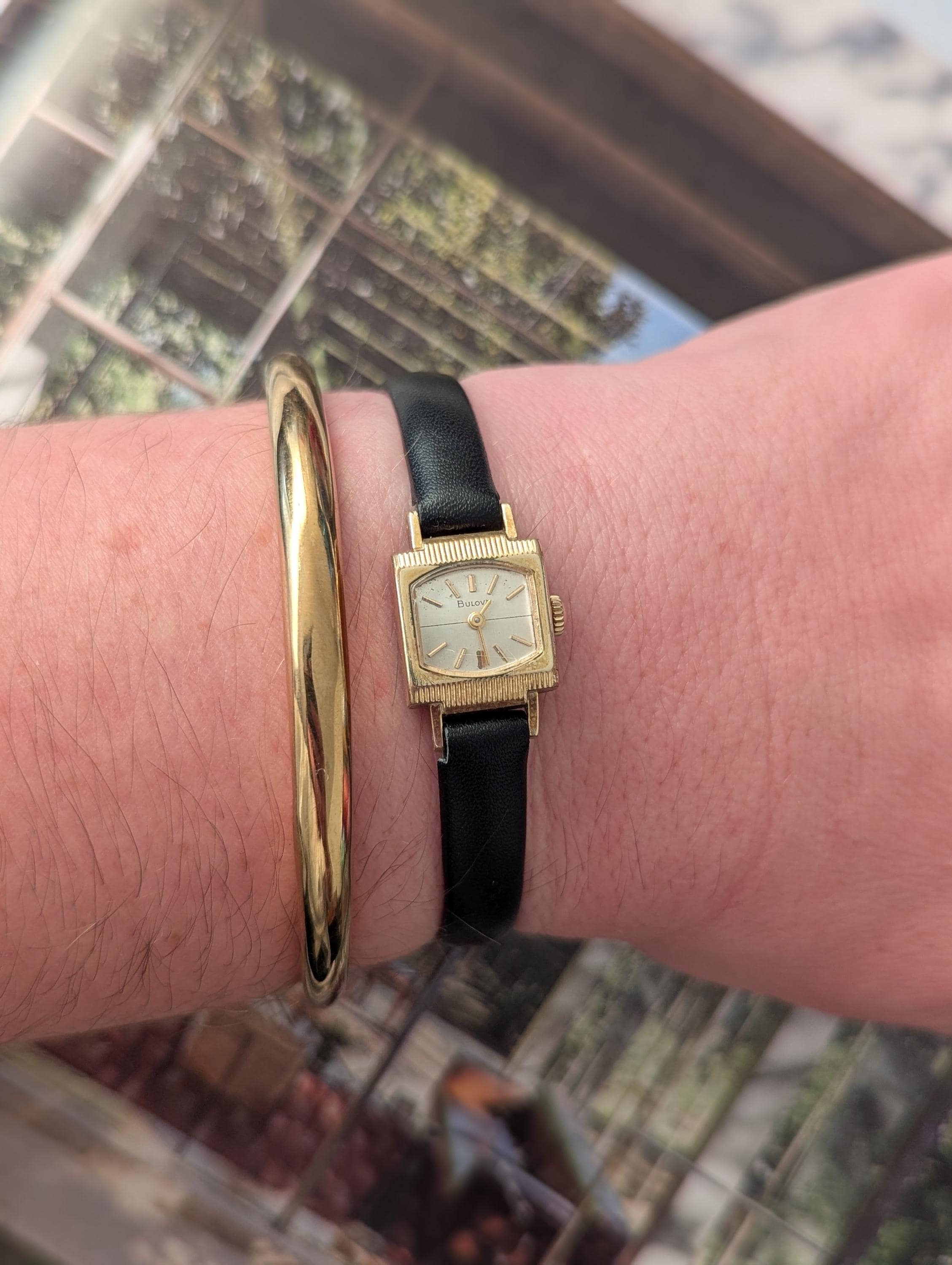 Bulova メンズ 腕時計 ゴールドトーン/ブラウンストラップ。 | Bulova クラシックな自動ステンレススチール、ブラックレザー