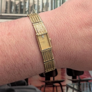 Vintage SEIKO Gold Tone Tank Quarzuhr Gold Zifferblatt, Crystal Detail und neue Batterie.  Am besten passt 6 ”Handgelenk oder kleiner.