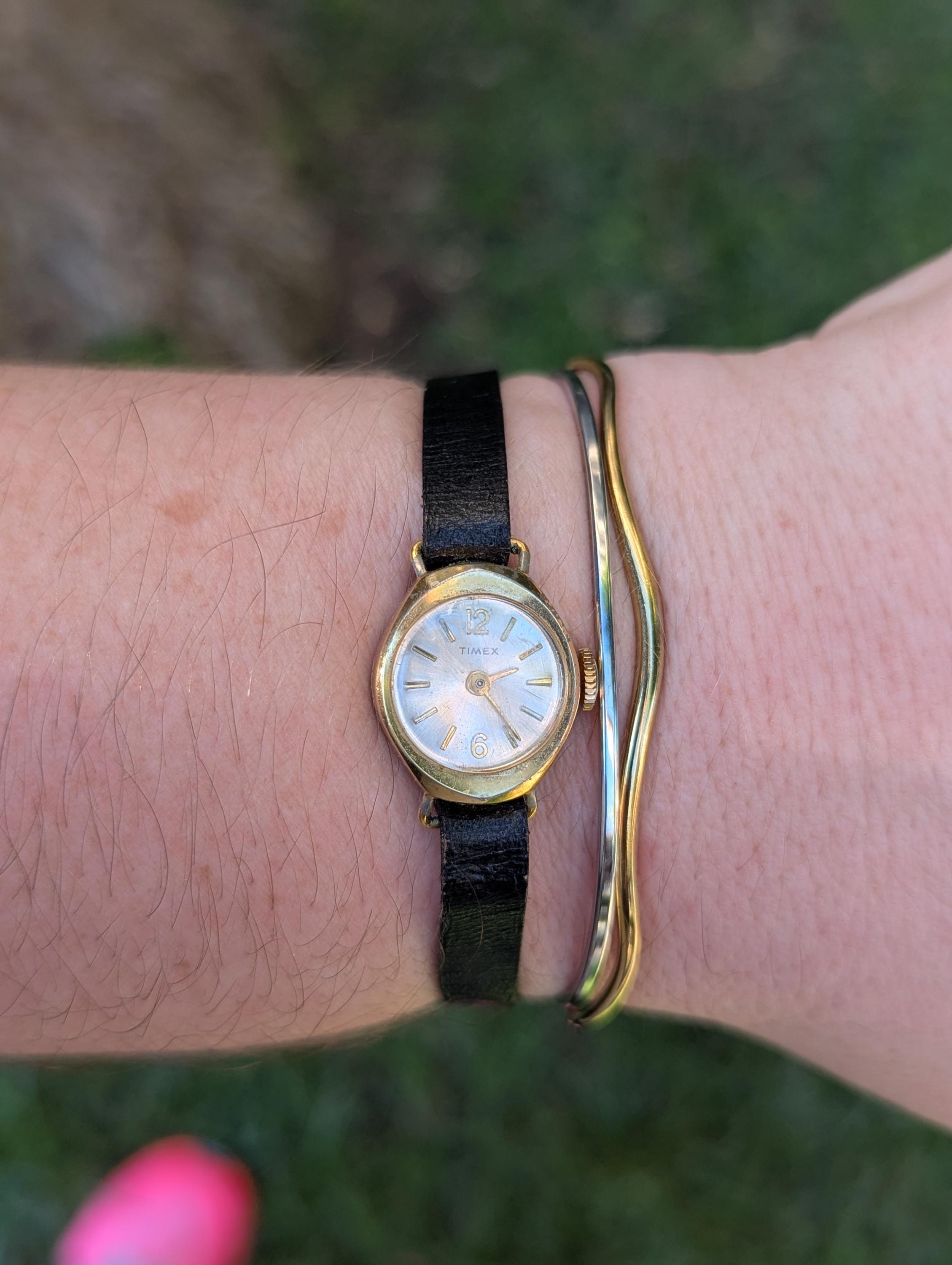 Vintage TIMEX Gold Tone Tank Winding Watch With Original  display picture 2