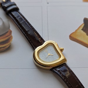 YSL 90s Gold Heart Shaped Brown Patent Leather Wrist Watch  display picture 3