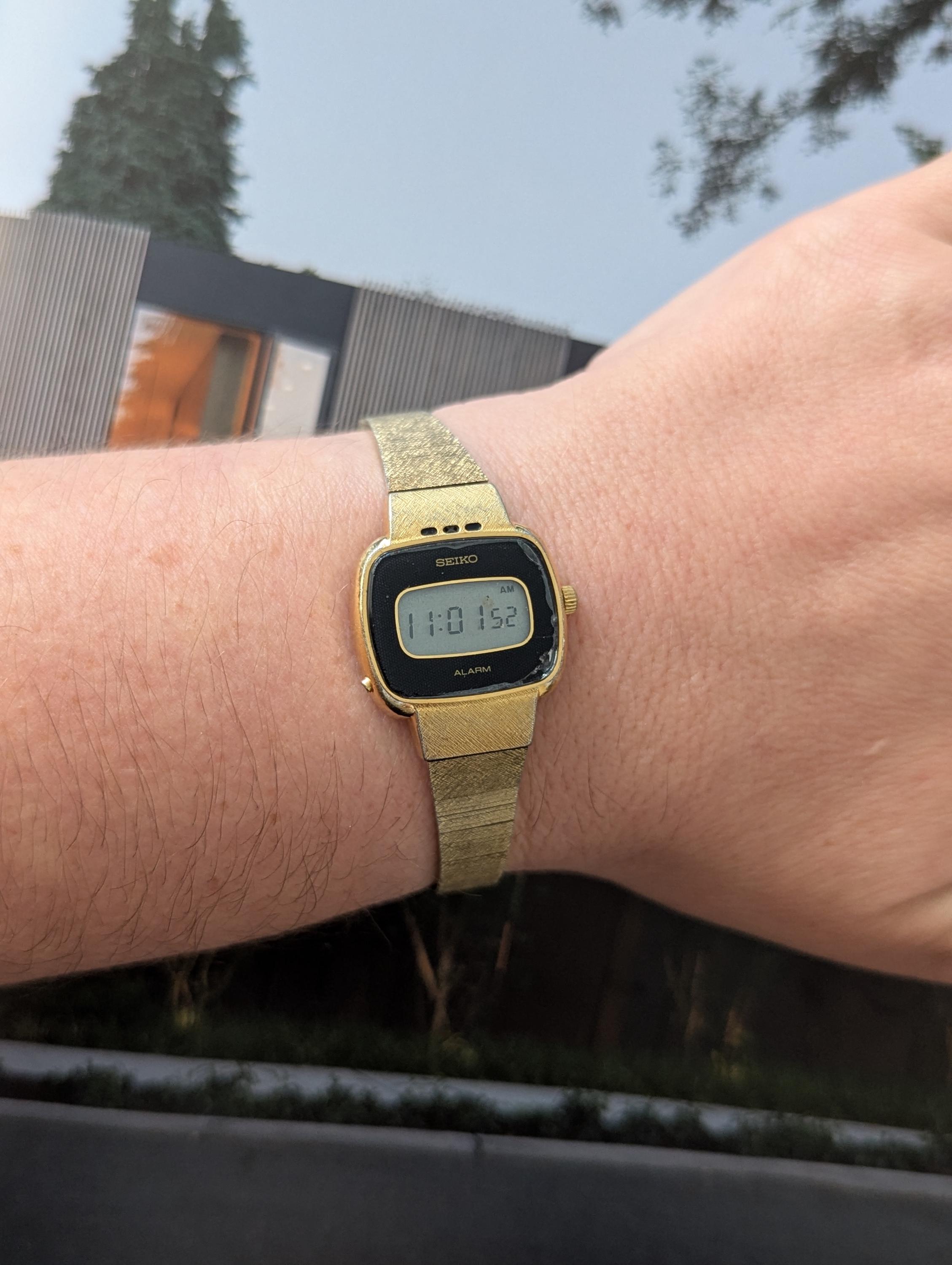 Vintage SEIKO Gold Tone Digital Quartz Watch With Original  display picture 2