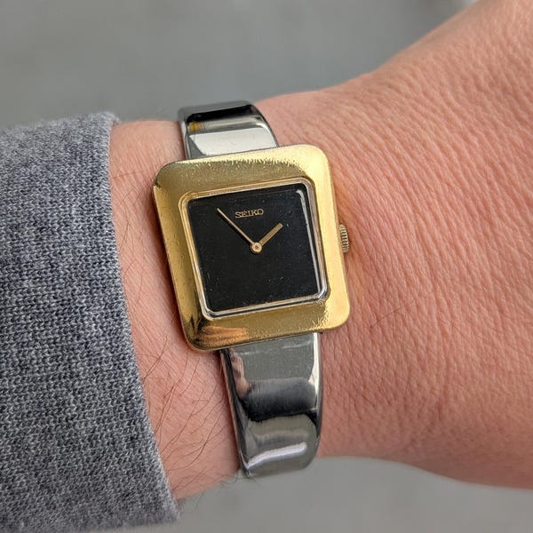 1970er Jahre Vintage SEIKO Wickel Panzer zweifarbige Uhr Kürzlich gewartet und funktioniert / hält die Zeit. Am besten passt 7 ”Handgelenk oder kleiner.