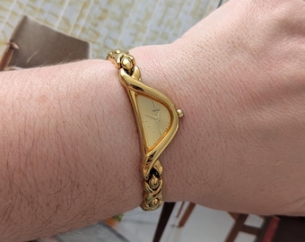 Vintage Seiko Halbmond Armbanduhr von Gold Tone Quarzuhr mit neuer Batterie. Passend für 17,5 cm Handgelenk oder kleiner.