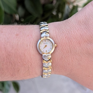 Vintage Bulova Two-tone Quartz Watch: Pearlescent Face  display picture 2