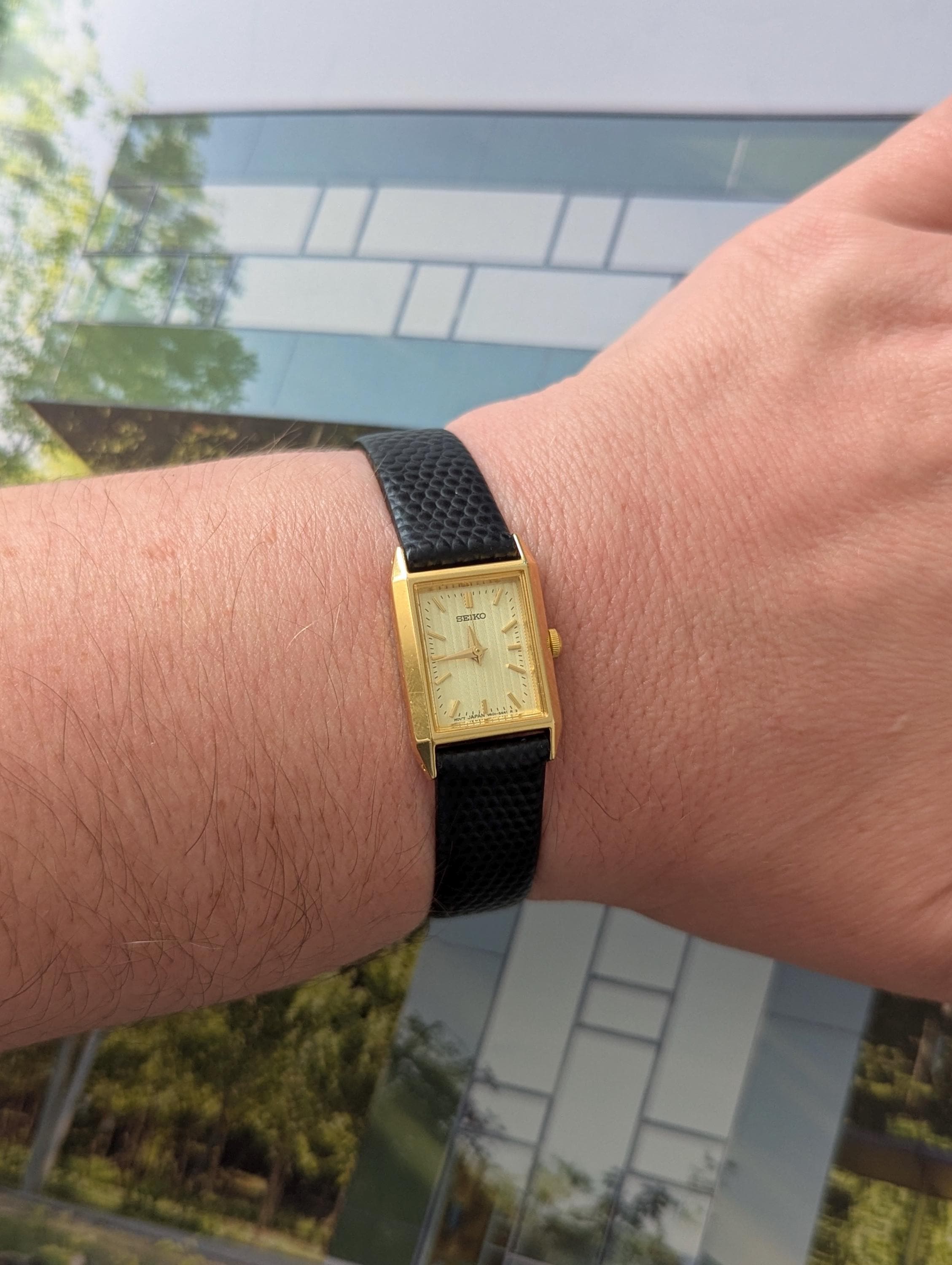 Vintage SEIKO Gold Tone Tank Quartz Watch With New Black  display picture 3