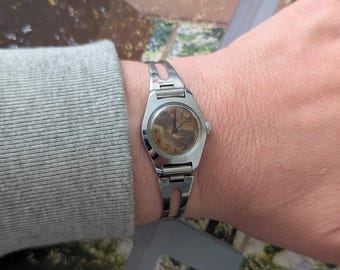 BROKEN Vintage TIMEX Silver Tone Quartz Watch with Brown Face. Best fits 7” wrist or smaller.