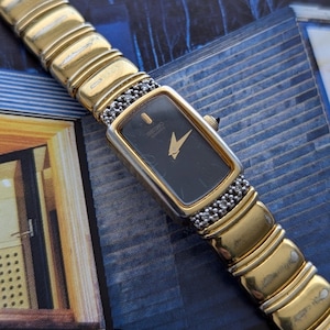 Vintage SEIKO Gold Tone Round Quartz Watch with Gold Face and New Battery.  Best fits 6.5” wrist or smaller.