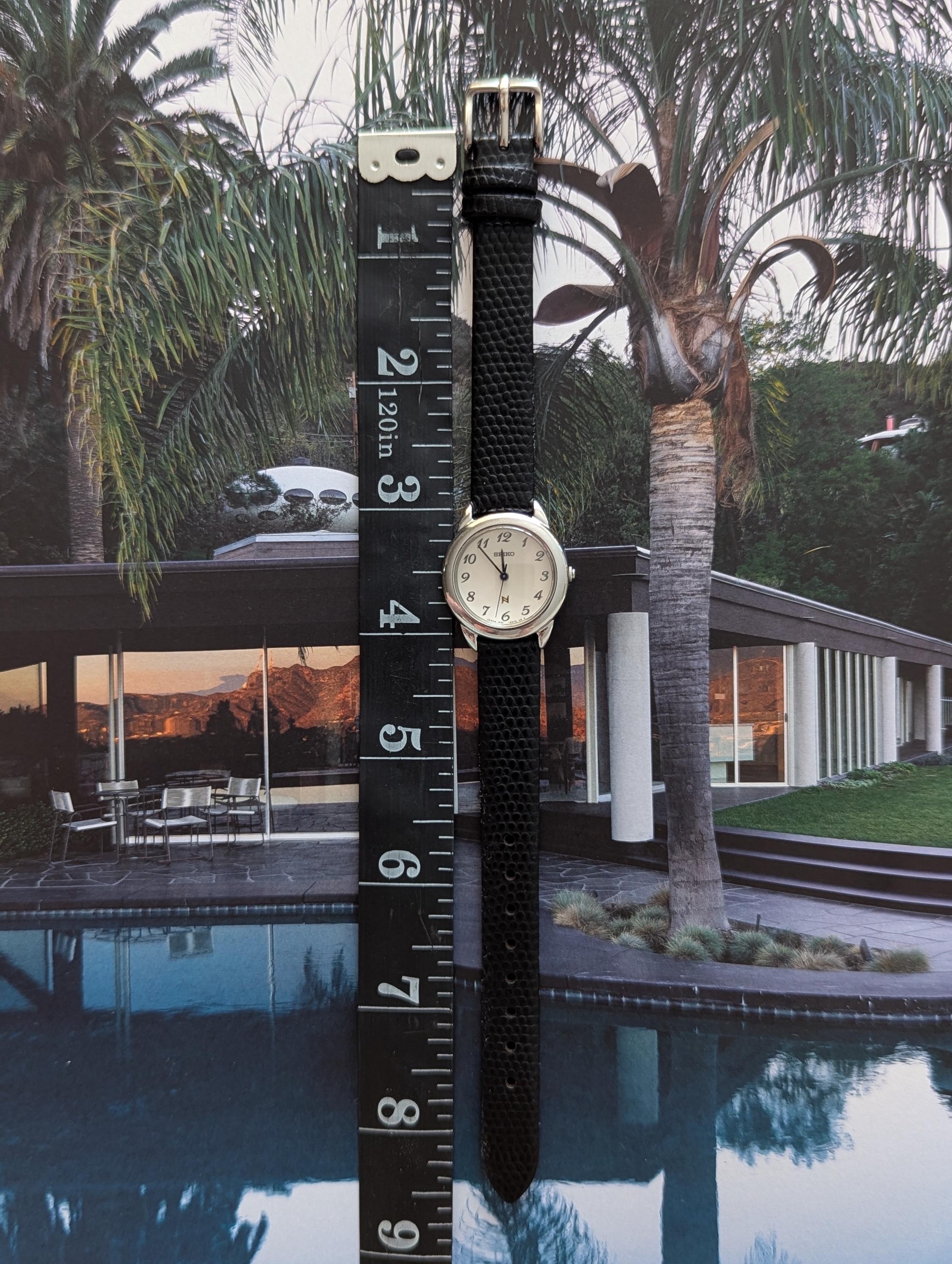 Vintage SEIKO Silver Quartz Watch With Round Bezel, Blue Hands