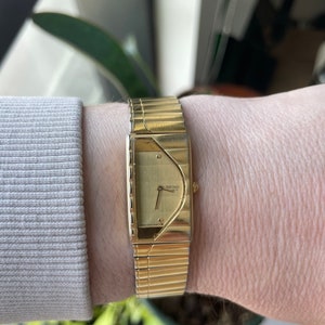 Vintage Seiko piano dial gold tone watch. New battery, sold as is. Fits 6.5” wrist or smaller.