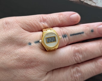 Vintage BOZHI Gold Tone Digital Quartz Ring Watch with New Battery.  Stretch Band Fits Multiple Sizes.