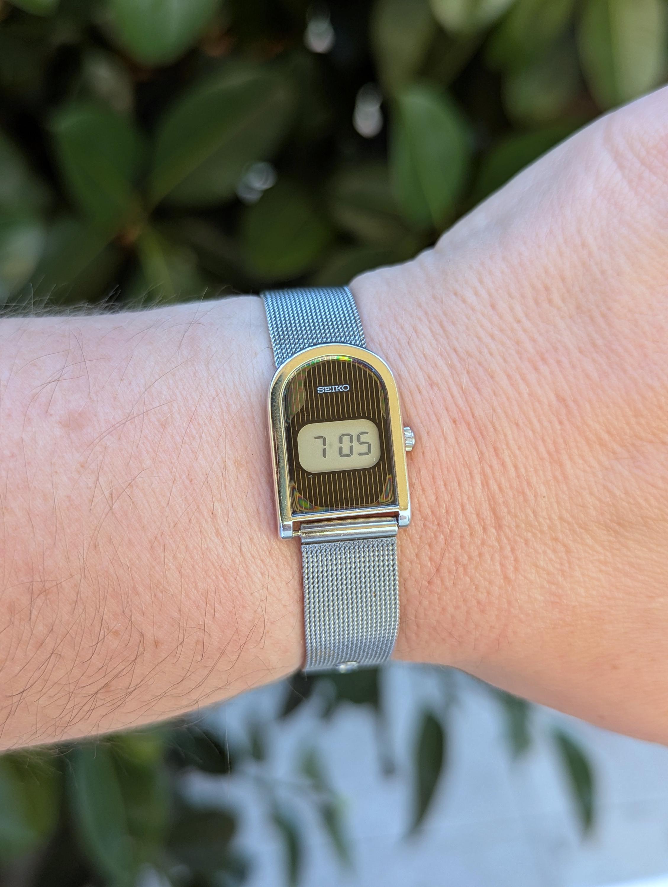 【稼働】SEIKO ハートベルト バングルウォッチ ゴールド レディース Seiko Womens Quartz Watch V401-2009 Gold Tone Hard Bracelet