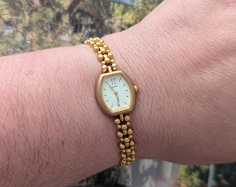 Vintage ALTO Gold Tone Quartz Watch With Heart Bezel  display picture 3