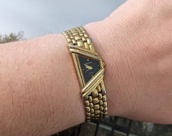 Montre à quartz asymétrique ELGIN CASSÉE avec cadran noir et pile neuve. Convient mieux à un poignet de 7 pouces ou moins.