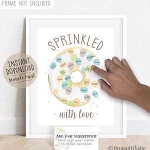 Może przedstawiać: Biały plakat z ilustracją dużego pączka i napisem SPRINKLED with love. Pączek ozdobiony jest różnokolorowymi kółkami z odciskami palców, z których każde podpisane jest odręcznym imieniem. Mała karta z instrukcją zawiera napis ADD Your Fingerprint and sign your name to make sprinkles.