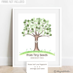 Puede incluir: Una impresión enmarcada con un diseño de árbol, con hojas verdes de huellas dactilares, cada una con un nombre. El tronco del árbol tiene un corazón con "GRACIAS". El texto "From Tiny Seeds Grow Mighty Trees" está debajo. Una tarjeta dice "Por favor, 'hoja' tu huella dactilar y firma tu nombre."