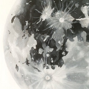 Pode incluir: Uma pintura de aquarela em preto e branco da lua. A lua &eacute; representada em forma de crescente, com uma representa&ccedil;&atilde;o detalhada da superf&iacute;cie da lua.