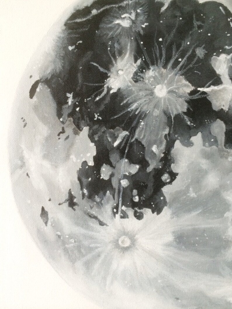 Pode incluir: Uma pintura de aquarela em preto e branco da lua. A lua &eacute; representada em forma de crescente, com uma representa&ccedil;&atilde;o detalhada da superf&iacute;cie da lua.