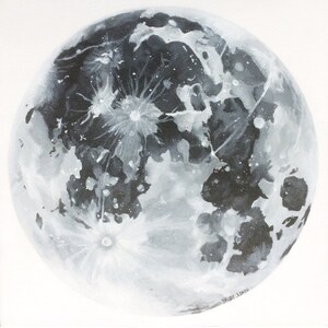 Pode incluir: Uma pintura de aquarela em preto e branco da lua. A lua &eacute; representada em detalhe, mostrando suas crateras e caracter&iacute;sticas da superf&iacute;cie. A pintura &eacute; assinada "Bright Jones 2022" no canto inferior direito.