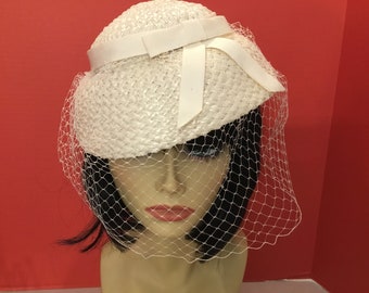 1960’s ivory straw hat with veiling, midcentury hat, mad men hat, ivory church hat, ivory wedding hat, cocktail hat, elegant hat with veil