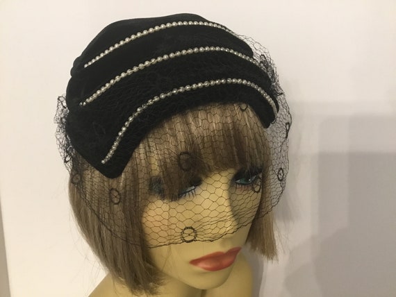 1950-60’s black hat with netting and rhinestones,… - image 9