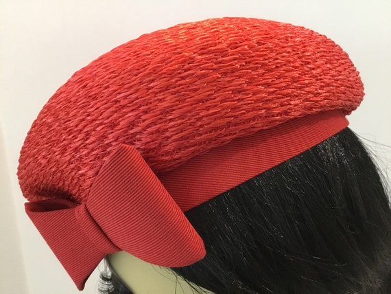 1960’s  red straw  beret with bow, midcentury spr… - image 3