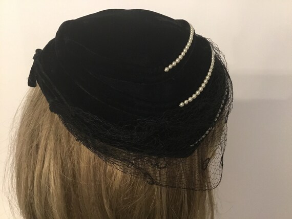 1950-60’s black hat with netting and rhinestones,… - image 5