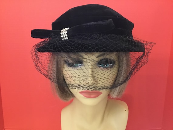 Black velvet 1940-50’s hat, midcentury cocktail hat, black velvet hat, 1960s black hat, 1960s black velvet hat, evening cocktail hat, hats