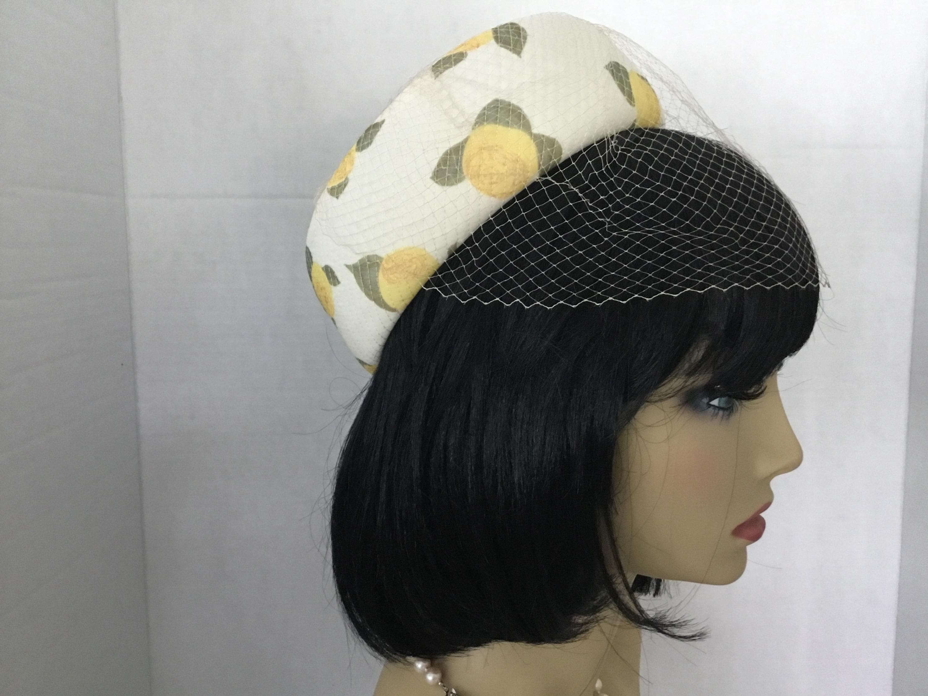 1960's Pillbox hat, Jackie Kennedy style pillbox hat, pillbox hat with yellow roses, midcentury hat, cocktail hat 1960s