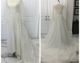 Vintage wedding dress, lace wedding gown, long train wedding gown,offwhite wedding gown, wedding dress, lace wedding gown