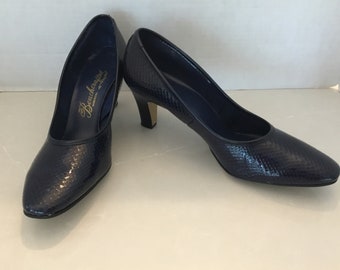 1970’s Vintage pumps/heels, Benchcraft Navy blue patent heels, size 9 M ladies vintage shoes, Midcentury women’s shoes, shoes