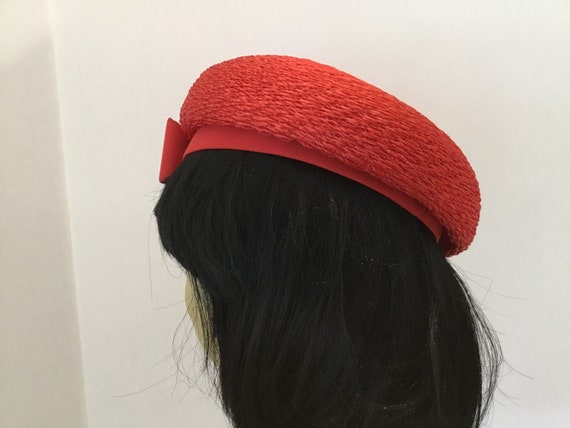 1960’s  red straw  beret with bow, midcentury spr… - image 4