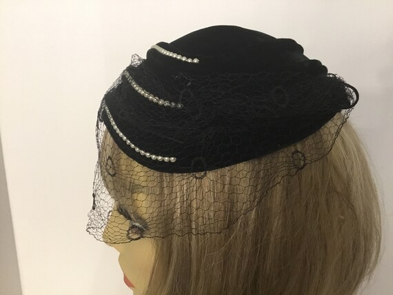 1950-60’s black hat with netting and rhinestones,… - image 3