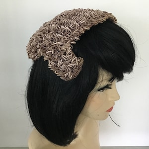 Sombrero Réplica de Parisienne, sombrero de los años 50, sombrero beige de mediados de siglo, sombrero de señora de los años 50, sombrero estilo Lucy Ricardo, sombrero estilo Ethel, sombrero de cóctel de los años 50