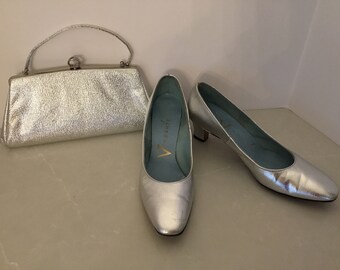 1970’s silver pumps, 70’s silver Verdante high heels with silver convertible handbag, pumps/ heels and handbag, Midcentury heels, ladies 70s