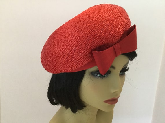 1960’s  red straw  beret with bow, midcentury spr… - image 2