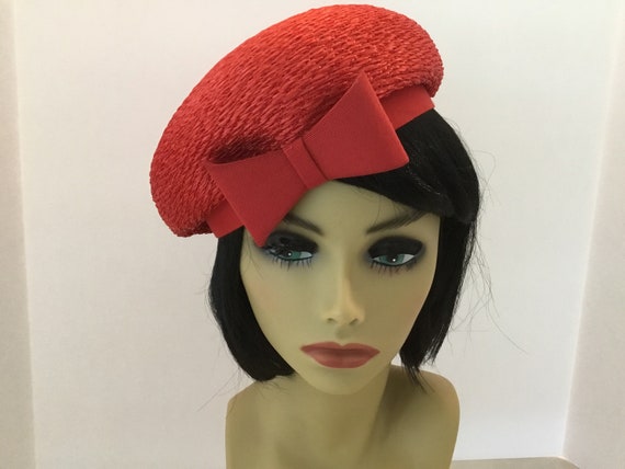 1960’s  red straw  beret with bow, midcentury spr… - image 1