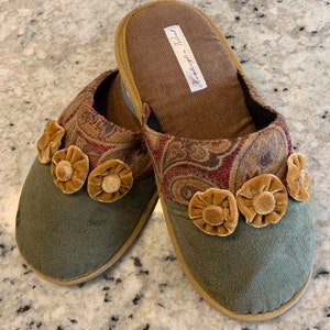 Womens Green Flower House Slipper with Gold Flower Sz 8-9