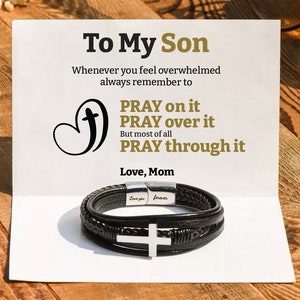 To My Son Bid erop Bid eroverheen Bid erdoorheen Personaliseerbare leren kruisarmband in geschenkdoos met kaart - voeg de naam van de zoon en van de naam toe.