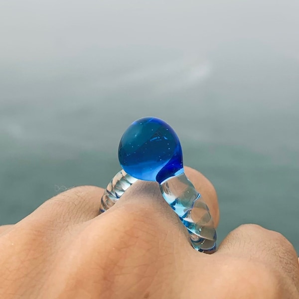 Bague en verre de Murano, bijoux géométriques contemporains en grosse boule, couleur audacieuse, bleu transparent clair, cadeau de Noël mignon inhabituel pour elle