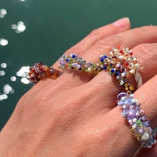 Bague en verre de Murano, anneaux de bombe en grappe modernes au chalumeau coloré à petits points colorés, cadeau de Noël inhabituel boho romantique délicat assez mignon pour elle