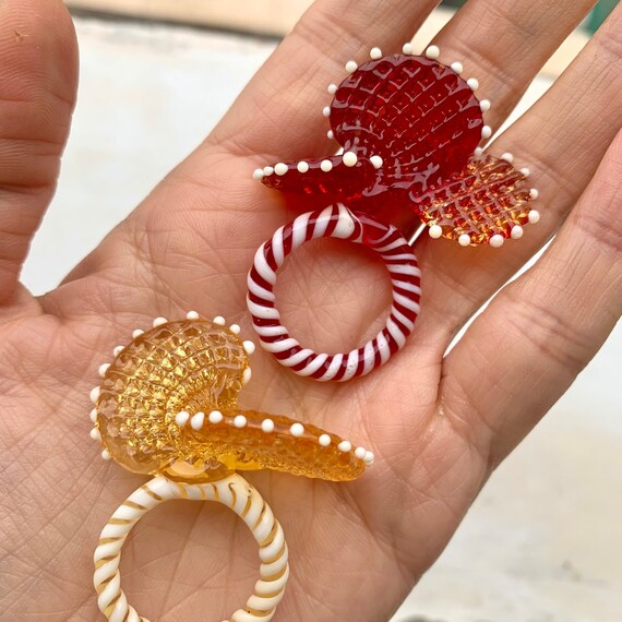 ヴェネチアガラス ムラノ アクセサリー 小物 蝶 バタフライ シルバー 925 手作りのムラーノガラスリング：抽象的な蝶、赤と黄色 - Etsy 日本